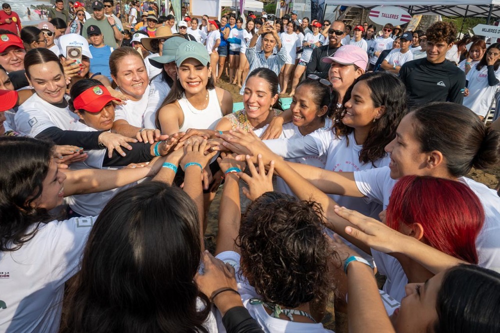 Sigamos construyendo más espacios seguros, libres y sororos: Rosi Bayardo en clase masiva de surf para mujeres