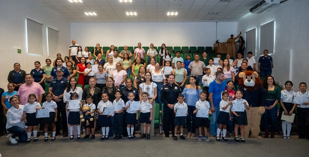 Rosi Bayardo reconoce la colaboración de escuelas de Manzanillo en la prevención del delito