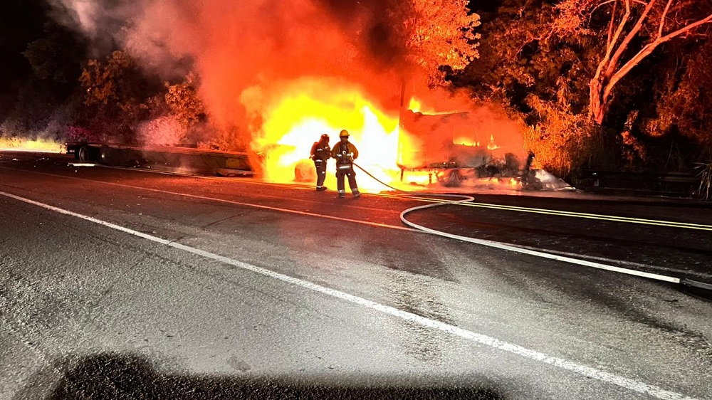 Tráiler se incendia tras choque con auto en el Libramiento El Naranjo, Manzanillo