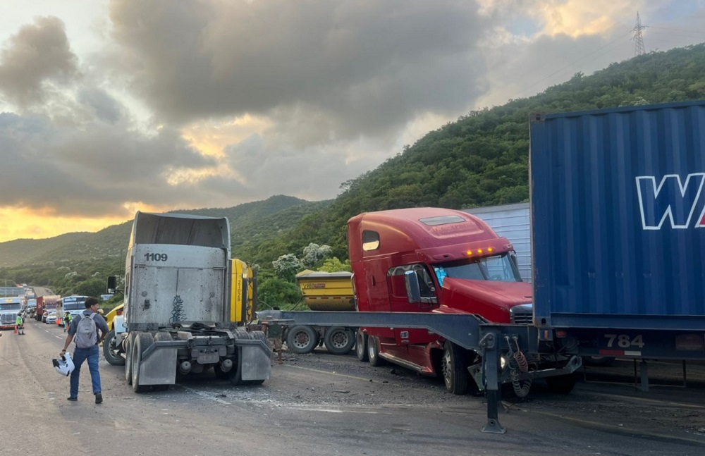 Accidente entre tráileres en la autopista Colima-Manzanillo deja cuantiosos daños materiales y obstrucción de tráfico en ambos sentidos