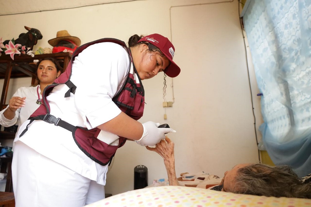 Salud Colima proporciona atención médica a domicilio a casi 4 mil colimenses
