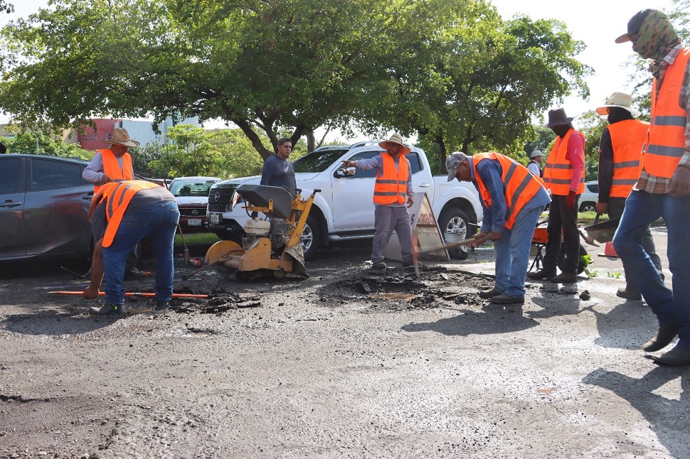 Seidum realiza trabajos de bacheo superficial en la calle del Ejecutivo, en el municipio de Colima