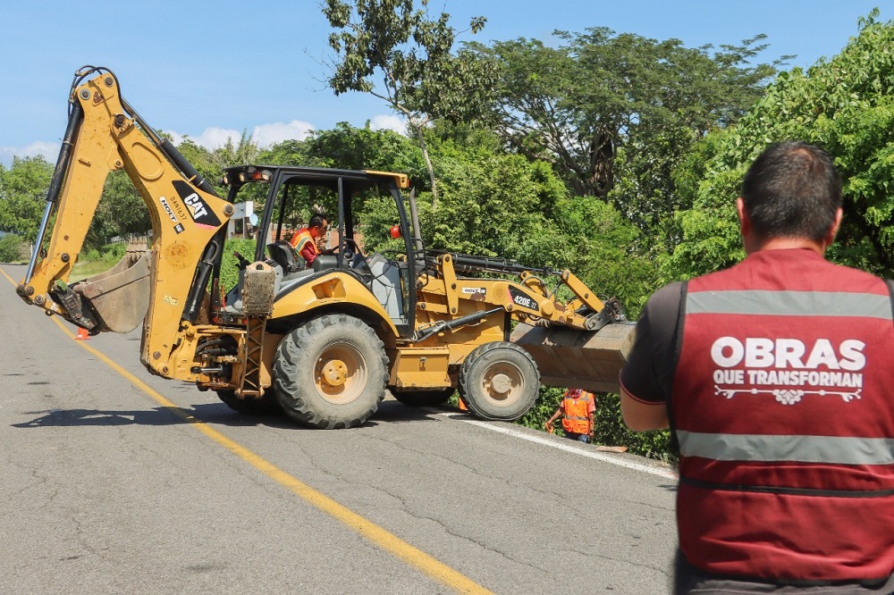 Gobierno del Estado de Colima atiende socavones en diversos tramos carreteros de Manzanillo