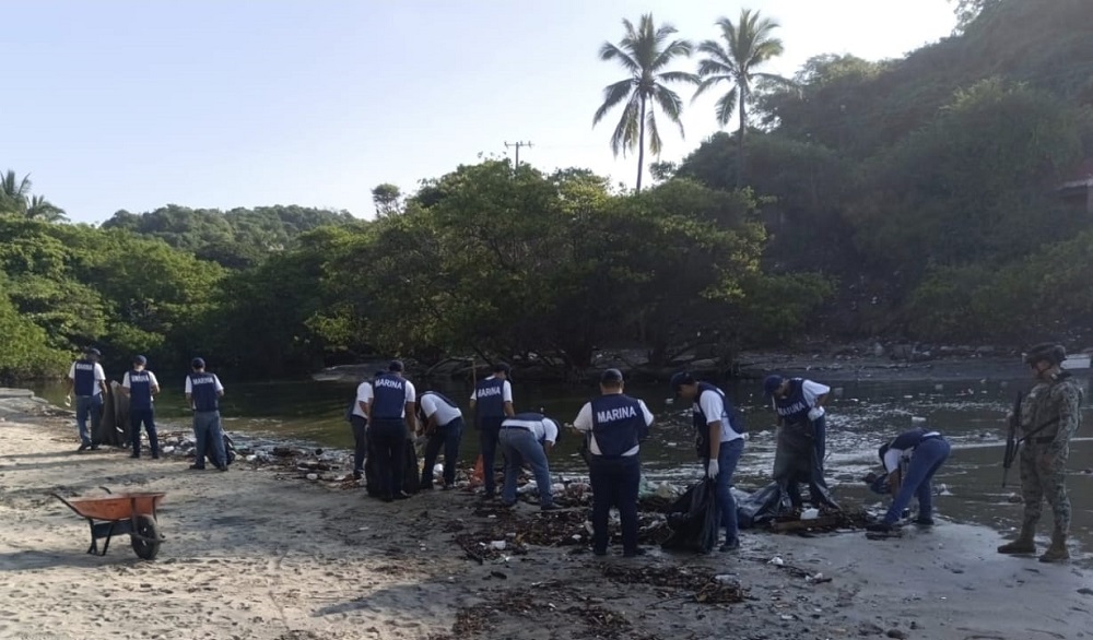 Participa la Marina en campaña nacional de limpieza de playas en Manzanillo