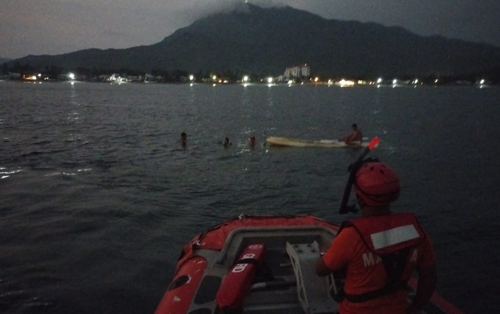 Marina rescata a tres personas en riesgo de ahogamiento en inmediaciones de playa La Boquita, Manzanillo