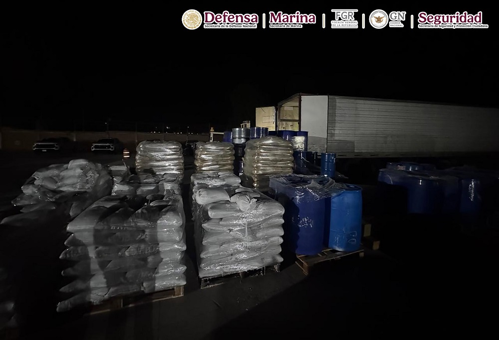 En carretera de Durango, autoridades federales aseguran más de 13 toneladas de precursores químicos