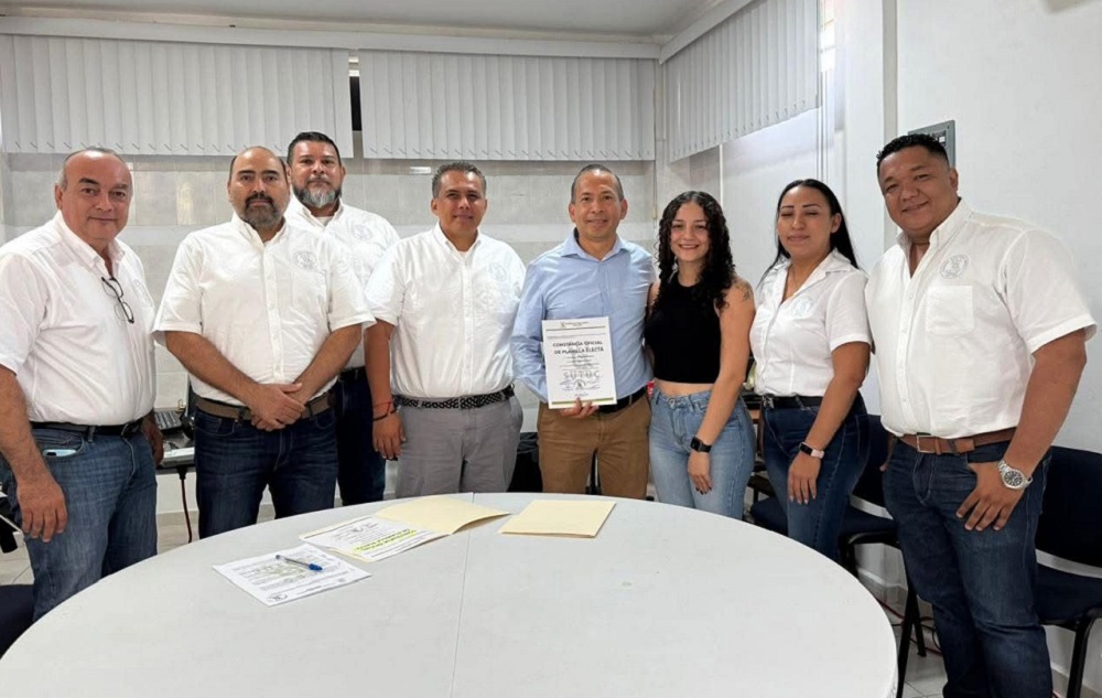 Luis Enrique Zamorano Manríquez recibe constancia como Secretario General electo del SUTUC para el periodo 2026–2030