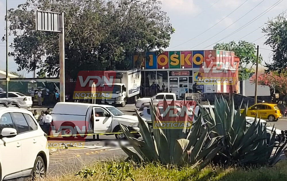 Joven muere tras ser impactado por tráiler en la glorieta del Hospital Regional, en Colima