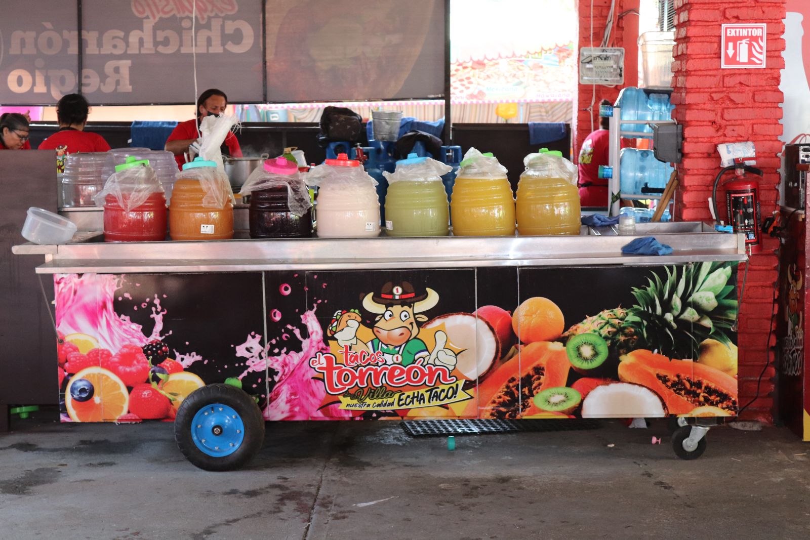 Aguas frescas, parte esencial de la oferta local que se disfruta en la Feria de Colima