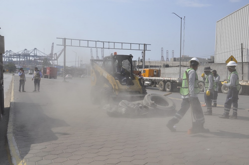 Limpia y mantiene Asipona carretera Jalipa-Puerto