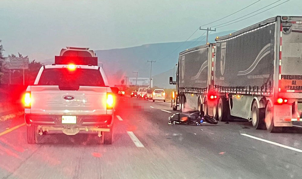 Muere motociclista arrollado en la carretera Colima-Tecomán
