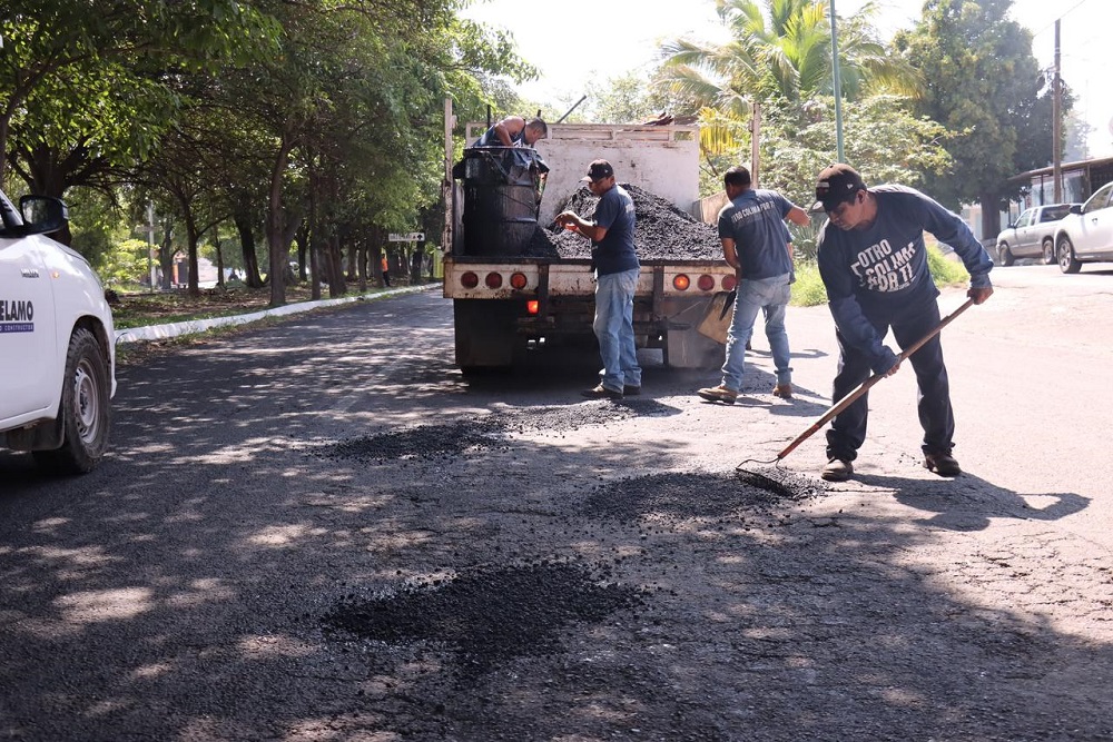 Ayuntamiento de Colima continúa con las brigadas de bacheo para mejorar la movilidad de las familias colimenses