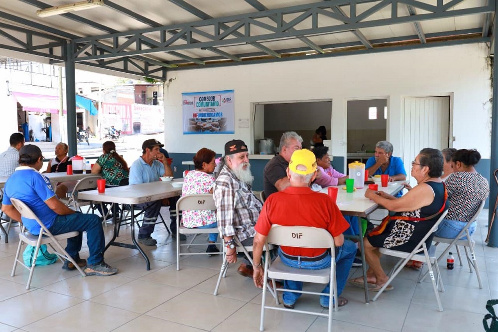 Comedores comunitarios del DIF Colima brindan alimento y apoyo a quienes más lo necesitan
