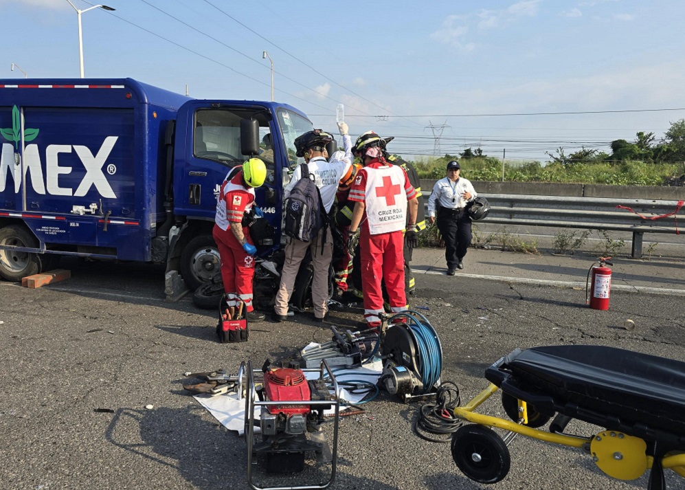 Motociclista resulta lesionado tras quedar prensado entre camión y su unidad en el Libramiento Ejército Mexicano