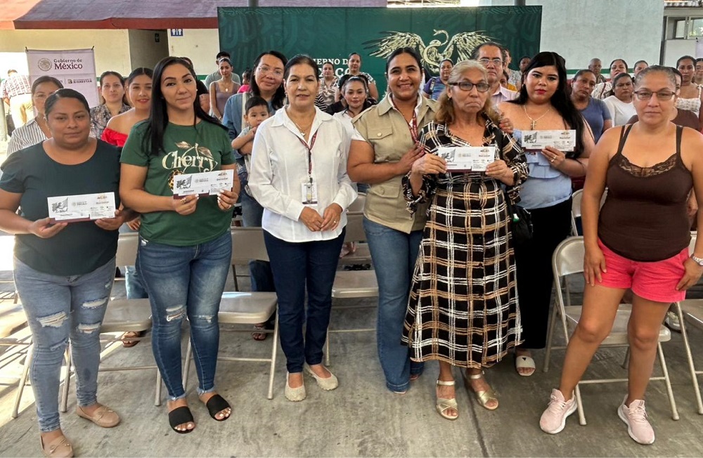 Rosario Silva entrega tarjetas del Banco del Bienestar por 4.7 mdp para el programa La Escuela es Nuestra