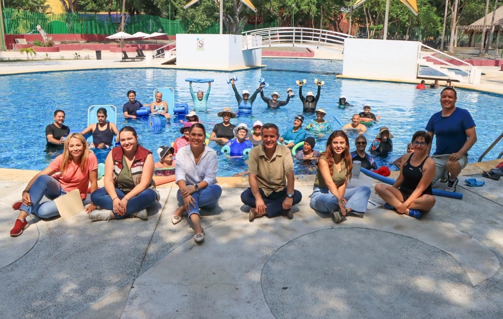 Gobierno del Estado de Colima entrega sillas anfibias en las albercas del Parque Regional