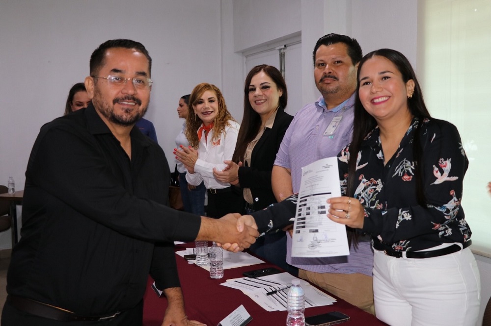 Gobierno del Estado de Colima entrega 12 plazas a cargos directivos en Educación Básica