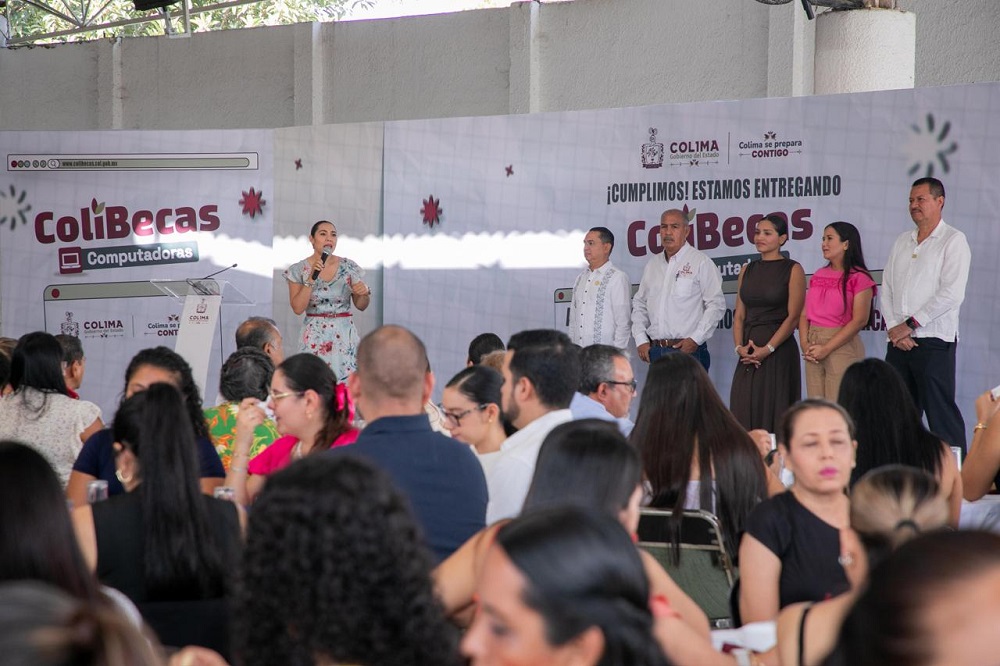 Indira Vizcaíno entregó este miércoles laptops gratuitas a docentes de Manzanillo