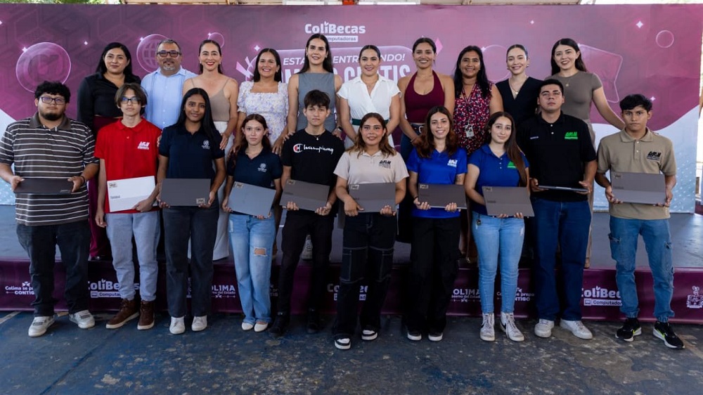 Entrega Indira Vizcaíno más ColiBecas Computadoras en Manzanillo este viernes