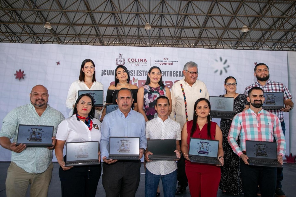 Indira Vizcaíno entregó 575 laptops gratuitas a maestras y maestros de primaria, en Villa de Álvarez