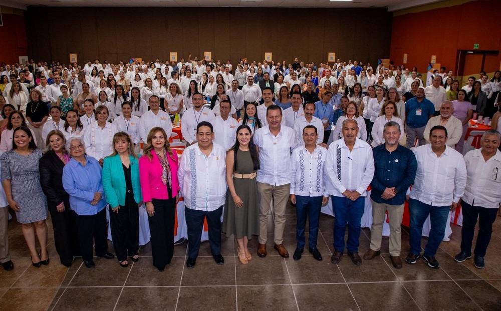 Indira Vizcaíno reconoce la contribución del magisterio colimense para abatir la deserción escolar