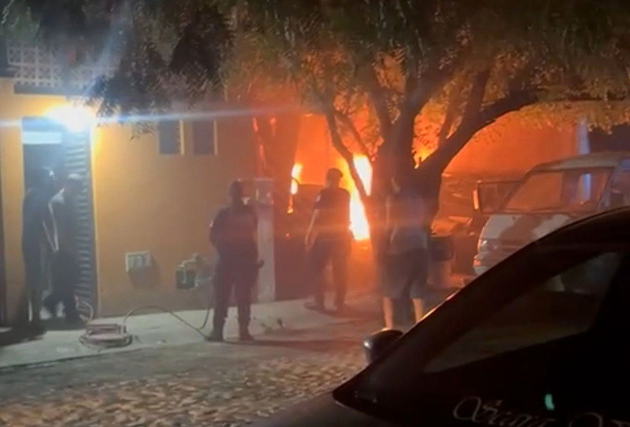 Incendio consume parte de una vivienda en La Joya II en Manzanillo, durante la madrugada; no hay lesionados
