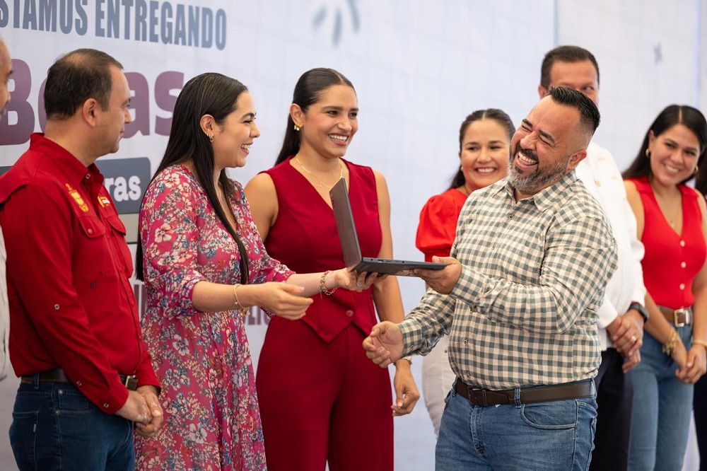Indira Vizcaíno entregó 847 computadoras a docentes de Tecomán y Armería, este viernes
