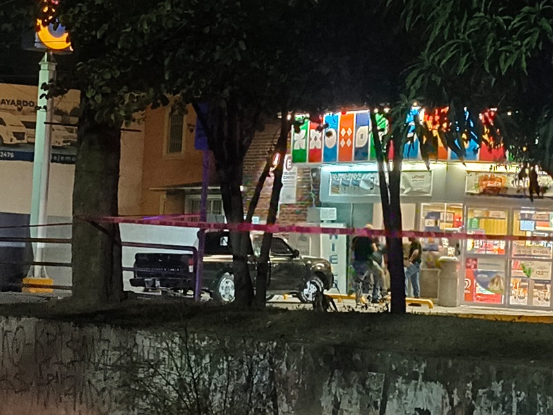 Un muerto y un herido grave tras agresión a balazos afuera de un Kiosko en Villa de Álvarez