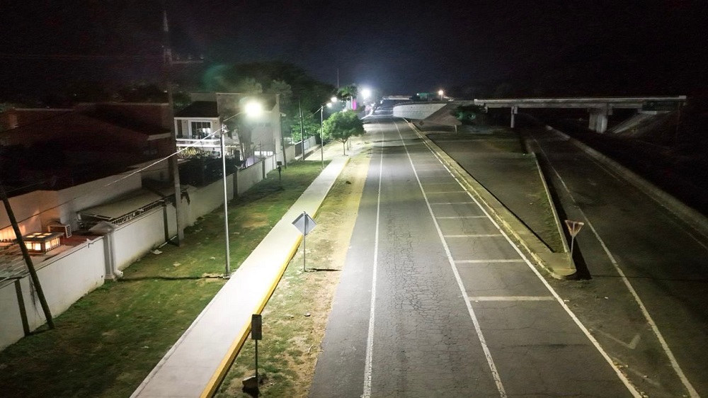 Gobierno de Rosi Bayardo cumple con banqueta y luminarias a estudiantes de la UdeC, campus El Naranjo