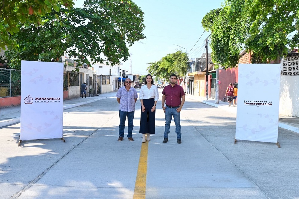 Rosi Bayardo inaugura calle de concreto hidráulico en Santiago, Manzanillo