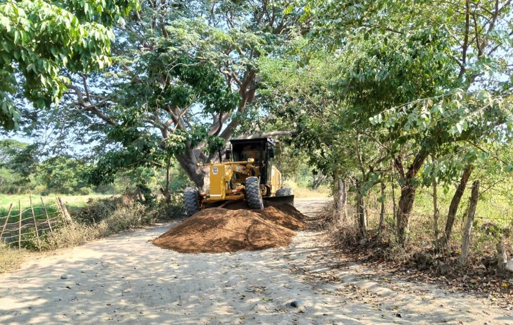 Gobierno de Rosi Bayardo rehabilita caminos sacacosechas y calles rurales