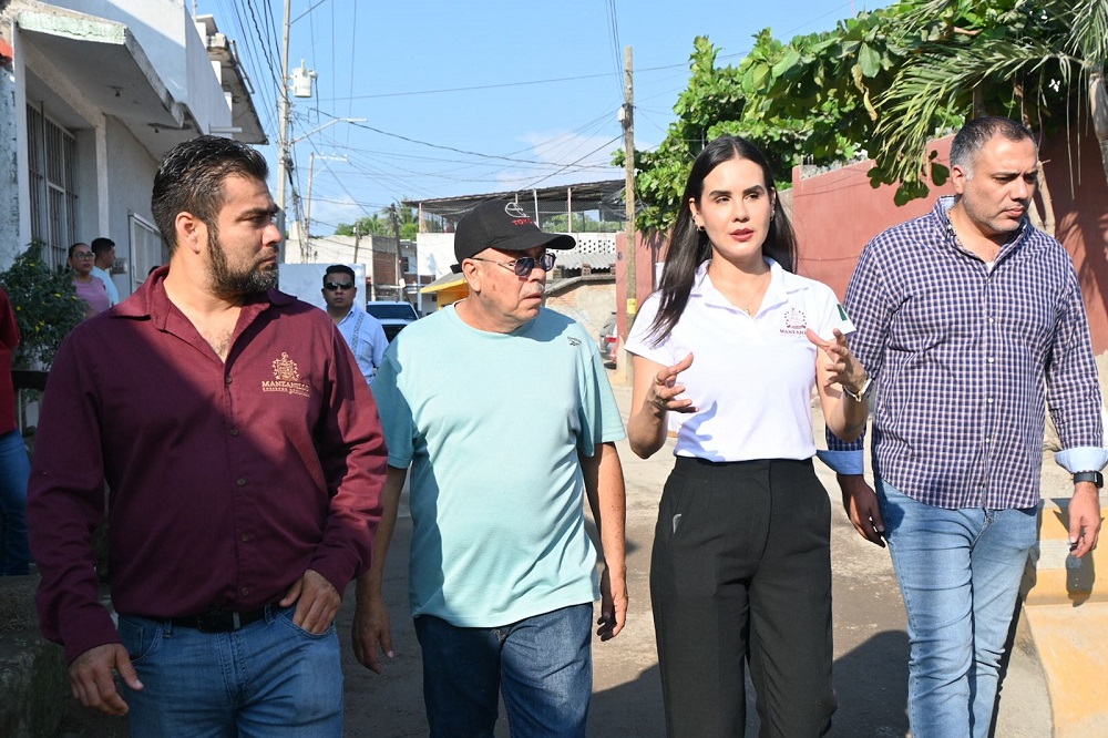 Una calle de concreto hidráulico en Manzanillo; Rosi Bayardo inicia trabajos en Viveros Pelayo