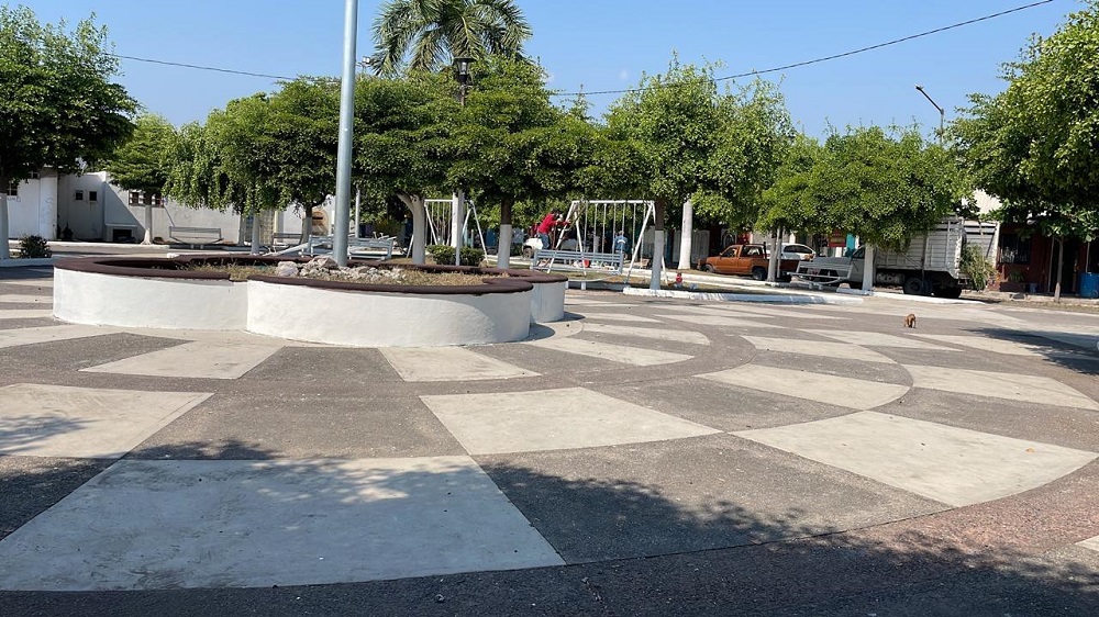 Vecinos embellecen y reparan parque “Los Viejitos”, en Tecomán; agradecen apoyo de Mario Vargas