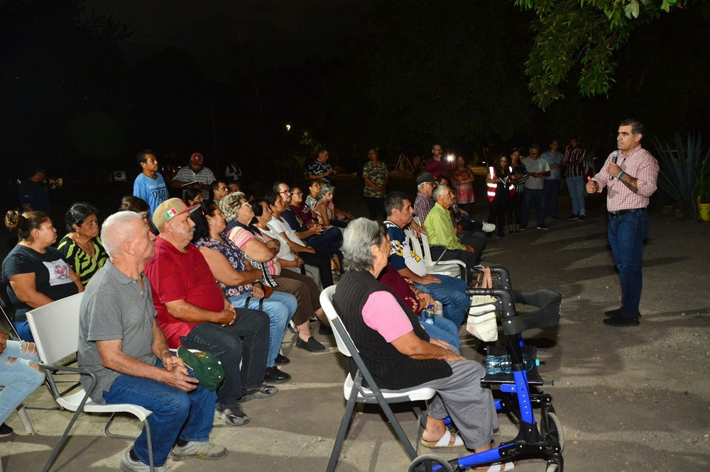 Riult Rivera escucha y atiende de frente a las familias de la zona oriente de Colima