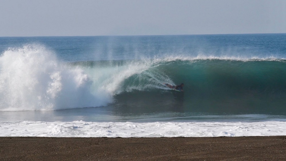 Con gran oleaje se realiza el Clásico de Surfing Pascuales 2025, este fin de semana en Tecomán