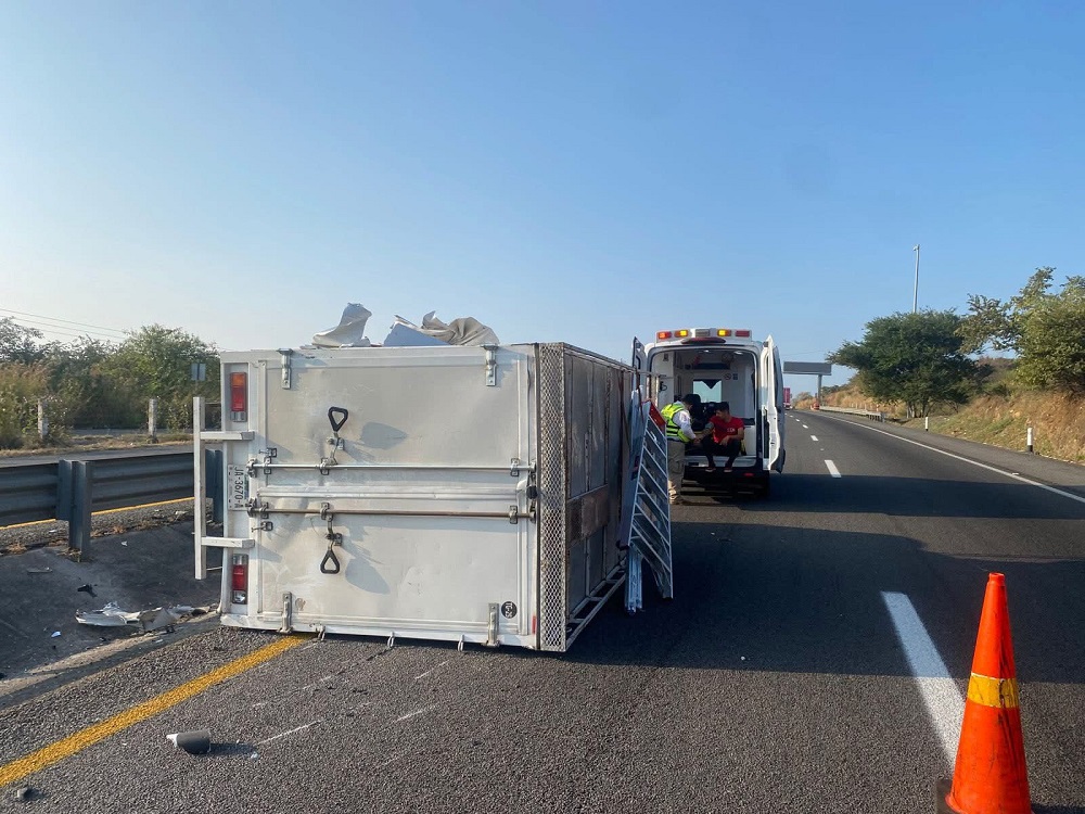 Volcadura en la carretera Colima–Guadalajara deja daños materiales y un lesionado leve
