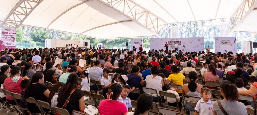 Más de mil 700 estudiantes de Tecomán reciben sus tarjetas de Mi ColiBeca para Empezar, este jueves
