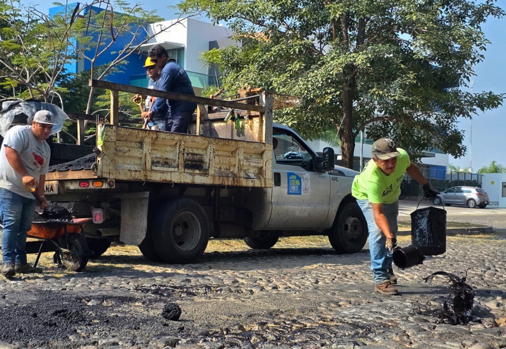 Ayuntamiento de Colima mantiene campaña permanente de bacheo en la capital