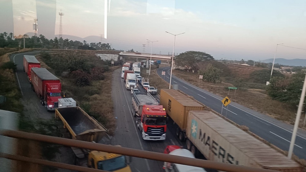 Denuncia líder sindical de Tecomán caos vial en rutas alternas Tecomán–Colima