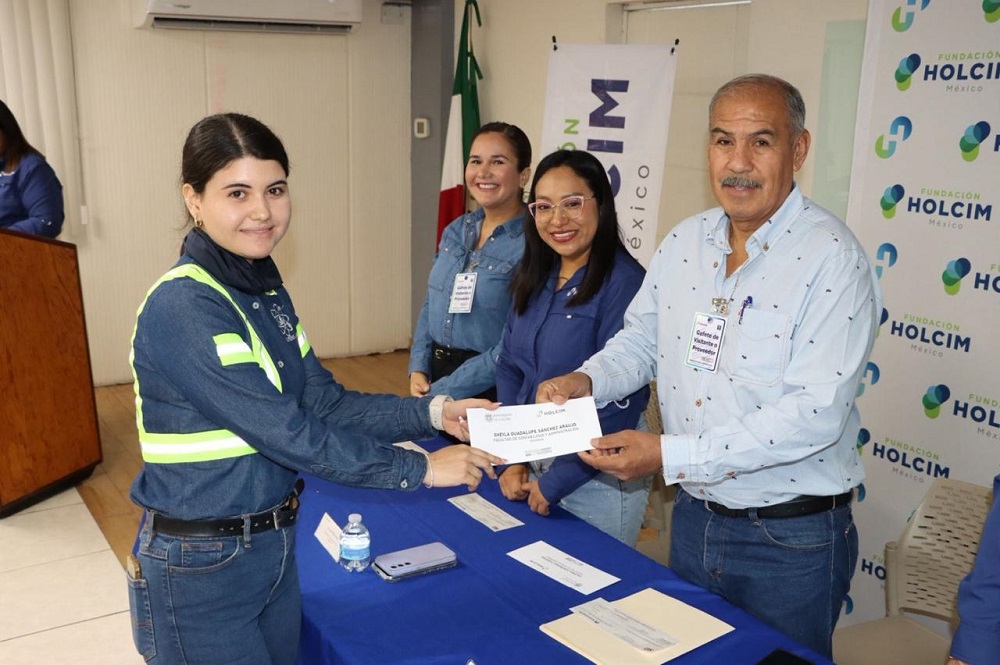 Educación Colima y Fundación Holcim entregan becas en Tecomán