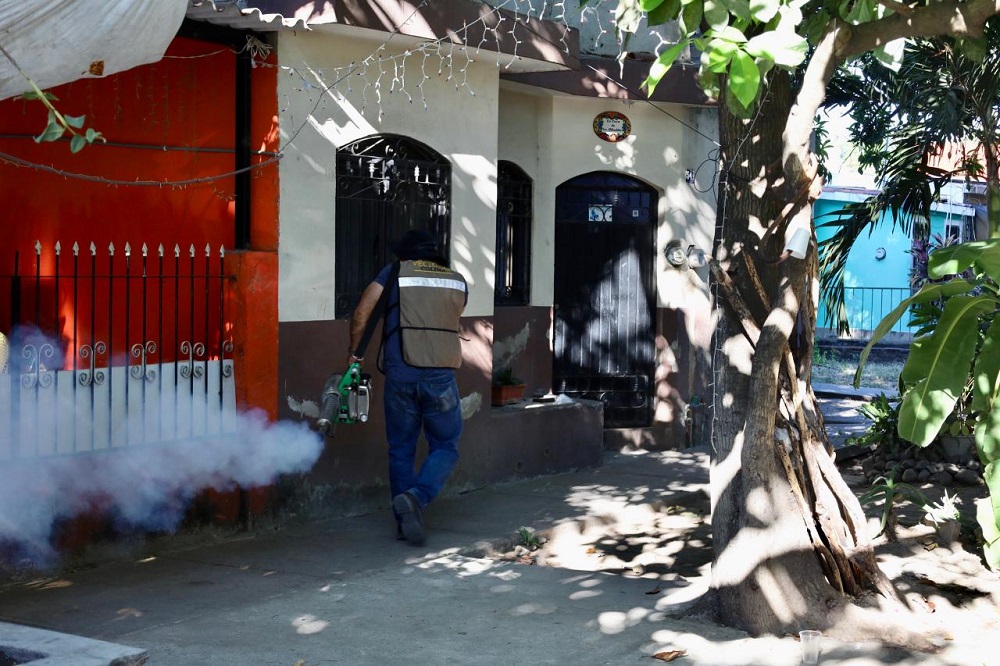Salud Colima mantiene firme la fumigación contra el dengue