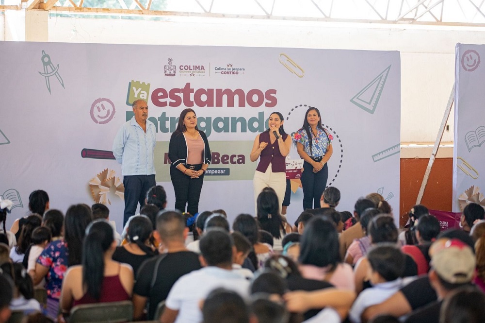 Indira Vizcaíno entrega tarjetas de ‘Mi ColiBeca para Empezar’ a estudiantes de Cuauhtémoc