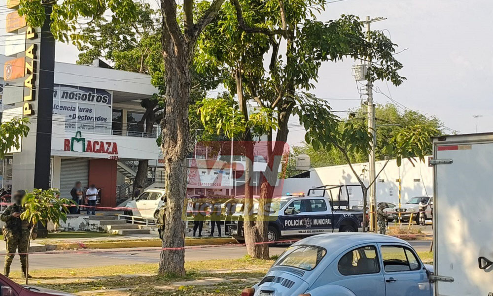 Mujer pierde la vida tras ser agredida a balazos en la Plaza Primavera, en la ciudad de Villa de Álvarez