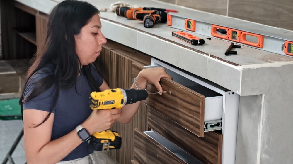 Gobierno del Estado de Colima impulsa el autoempleo con capacitación gratuita en pegapiso y mobiliario