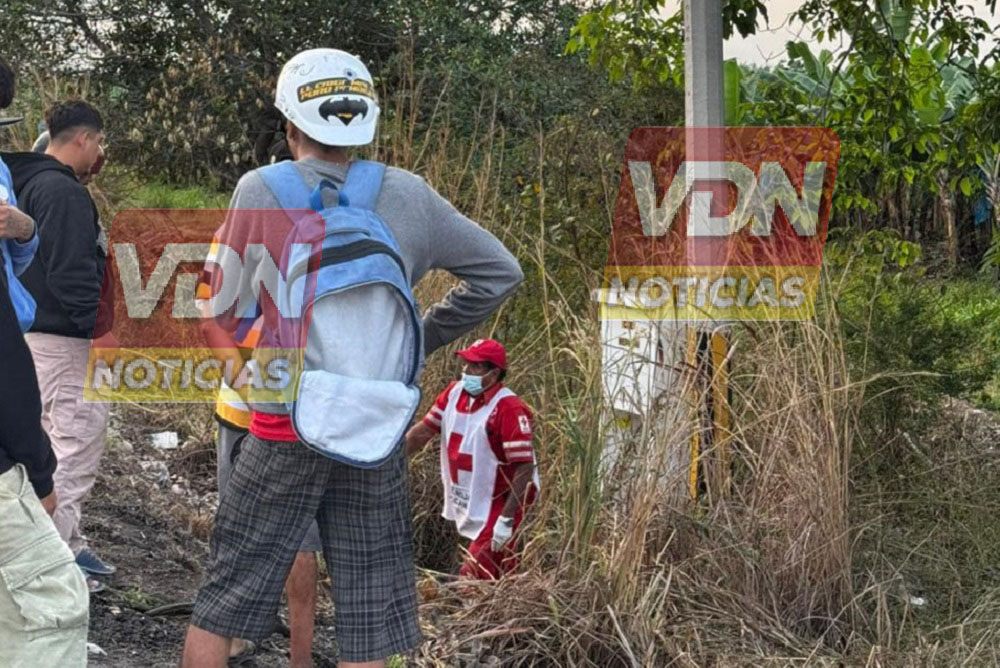 Choque de motocicleta contra árbol rumbo a Cerro de Ortega, deja un joven muerto y otro más lesionado