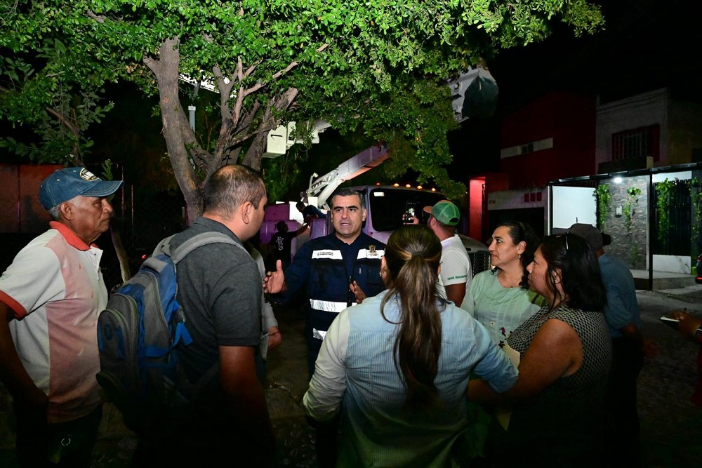 Riult Rivera supervisa luminarias y escucha a vecinos de Santa Elena, en Colima