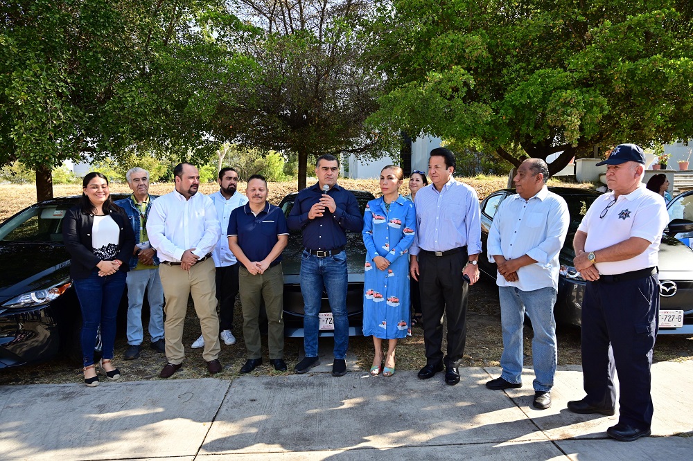 Riult Rivera entrega vehículos de trabajo a dependencias municipales