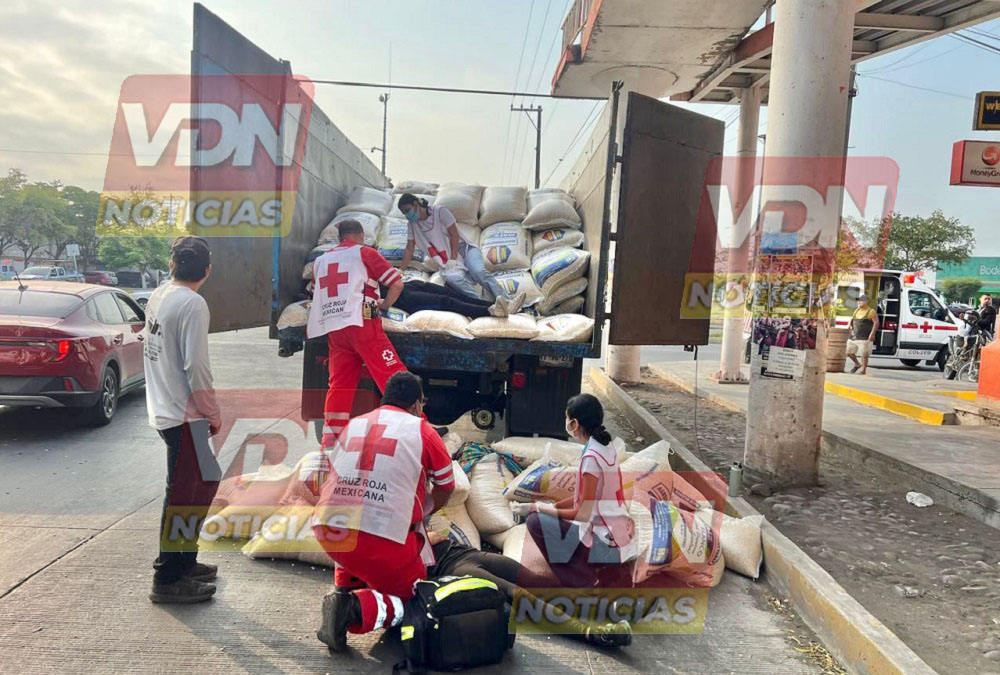Dos mujeres lesionadas tras caída de costales de maíz en camión de carga en Tecomán