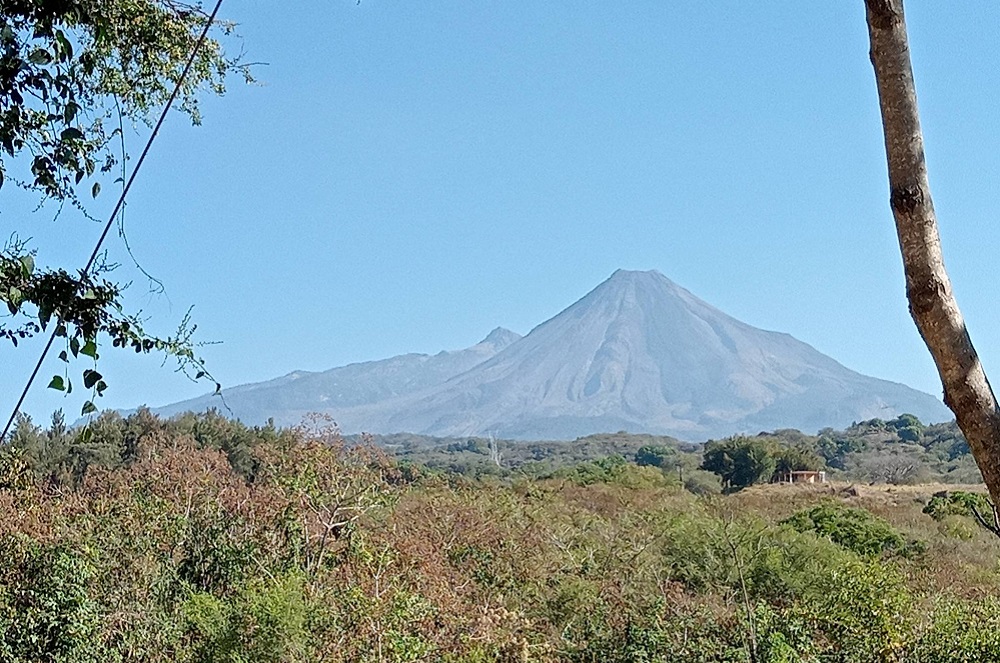 Volcán de Fuego continúa en calma y con riesgo bajo: UEPC Colima