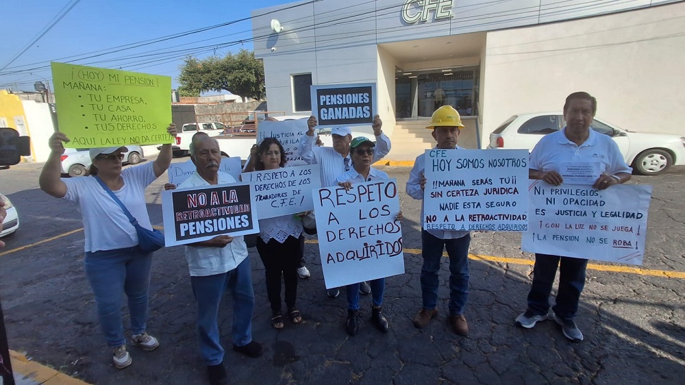 Jubilados de CFE en Colima rechazan afectación a sus pensiones, ante reforma constitucional